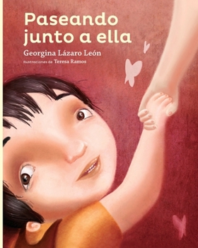 Paperback Paseando Junto a Ella / Walking by Her Side (Spanish Edition) Book