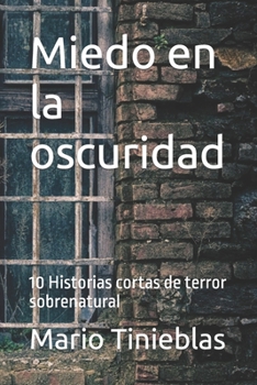 Paperback Miedo en la oscuridad: 10 Historias cortas de terror sobrenatural [Spanish] Book