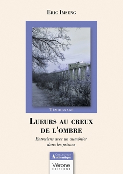 Paperback Lueurs au creux de l'ombre: Entretiens avec un aumônier dans les prisons [French] Book