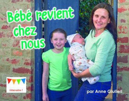 Paperback Bébé revient chez nous [French] Book