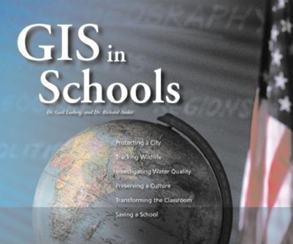 Paperback GIS in Schools [With CDROM] Book