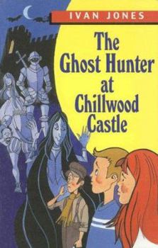 Paperback The Ghost Hunter at Chillwood Castle [Large Print] Book