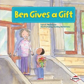 Paperback Ben Gives a Gift Book