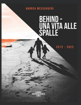 Paperback Behind: Una vita alle spalle [Italian] Book