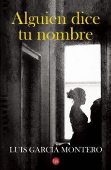 Paperback Alguien Dice Tu Nombre [Spanish] Book