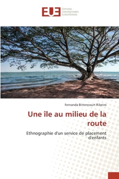 Paperback Une île au milieu de la route [French] Book