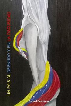 Paperback Un Pais al Desnudo y en la Oscuridad [Spanish] Book
