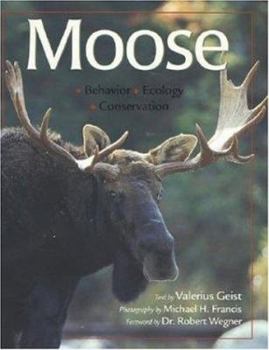 Paperback Moose: Behavior, Ecology, Conservation Book