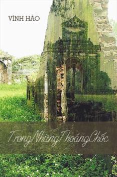 Paperback Trong Mot Thoang Choc [Vietnamese] Book
