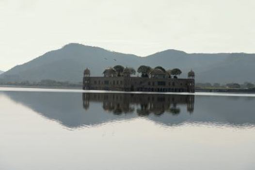 Hardcover Water Design: Environment and Histories Book