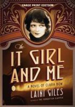 Paperback The It Girl and Me: A Novel of Clara Bow [Large Print] Book