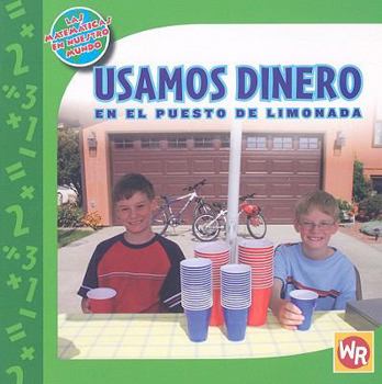 Paperback Usamos Dinero en el Puesto de Limonada [Spanish] Book