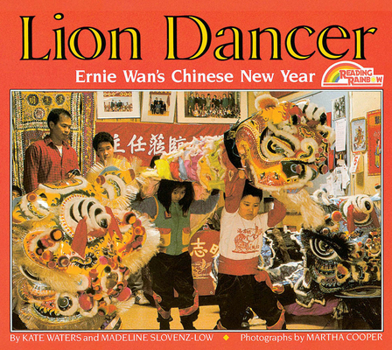 Paperback Lion Dancer: Ernie Wan's Chinese New Year Book