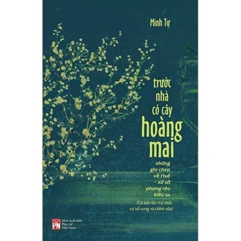 Paperback In Front of the House There Is an Apricot Tree [Vietnamese] Book