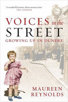 Paperback Voices in the Street: Growing Up in Dundee. Maureen Reynolds Book