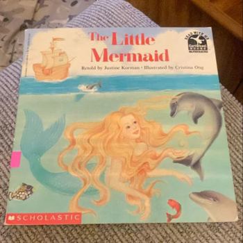 Paperback The Little Mermaid (Read With Me) Book