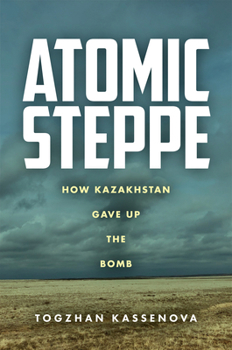 Paperback Atomic Steppe: How Kazakhstan Gave Up the Bomb Book