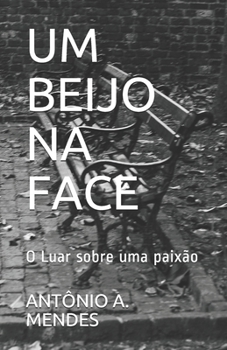 Paperback Um Beijo Na Face: O Luar sobre uma paixão [Portuguese] Book