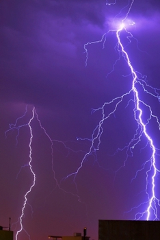 Paperback Hell erleuchtet die Nacht Notizbuch [German] Book