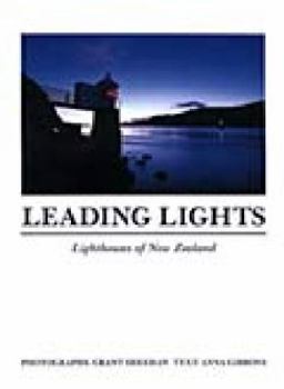 Paperback Leading lights: Lighthouses of New Zealand Book