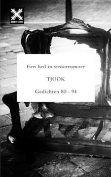 Paperback Een bed in straatrumoer - Gedichten 80 - 94 -TJOOK: Poems 80 - 94 [Dutch] Book