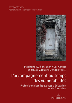 Paperback L'accompagnement au temps des vulnérabilités: Professionnaliser les espaces d'éducation et de formation [French] Book