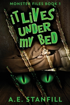 Paperback It Lives Under My Bed [Large Print] Book