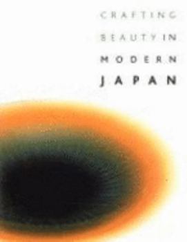 Paperback Crafting Beauty in Modern Japan /anglais Book