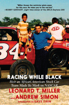 Paperback Racing While Black: How an African-American Stock Car Team Made Its Mark on NASCAR Book