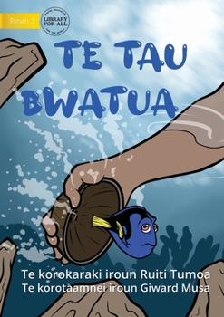Paperback Catching Tiny Reef Fish - Te tau Bwatua (Te Kiribati) [Undetermined] Book