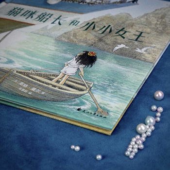 Hardcover Captain Cat and the Tiny Queen [Chinese] Book