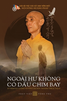 Paperback Ngoài Hư Không Có Dấu Chim Bay [Vietnamese] Book