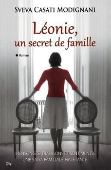 Paperback Léonie un secret de famille [French] Book