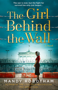 Paperback The Girl Behind the Wall [Large Print] Book