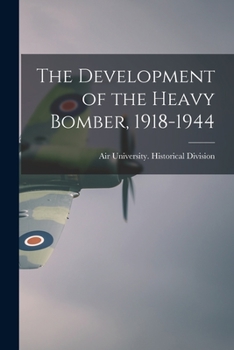 Paperback The Development of the Heavy Bomber, 1918-1944 Book