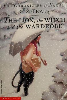 Paperback The Lion, the Witch and the Wardrobe Book