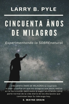 Paperback Cincuenta Ãnos de Milagros: Experimentando lo SOBRENATURAL [Spanish] Book