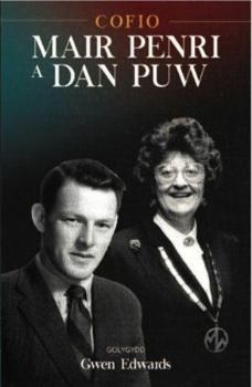 Paperback Cofio Mair Penri a Dan Puw (Welsh Edition) Book