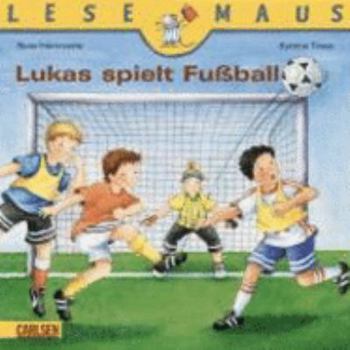 Paperback Lukas spielt Fußball [German] Book