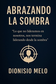 Paperback Abrazando las Sombras [Spanish] Book