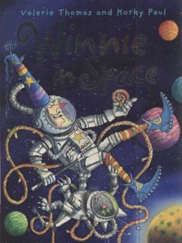 Paperback Winnie in Space. Valerie Thomas and Korky Paul Book