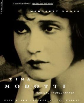Paperback Tina Modotti: Radical Photographer Book