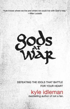 Paperback Gods at War: Defeating the Idols That Battle for Your Heart Book
