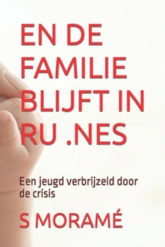 Paperback En de Familie Blijft in Ru .NES: Een jeugd verbrijzeld door de crisis [Dutch] Book