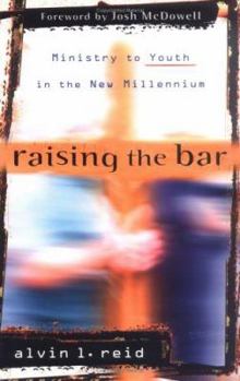 Paperback Raising the Bar: Ministry to Youth in the New Millennium Book