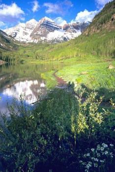 Paperback View of Maroon Bells Rocky Mountain Peaks in Early Autumn Colorado Journal: 150 Page Lined Notebook/Diary Book