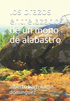 los brazos entrelazados de un mono de alabastro