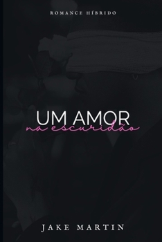 Paperback Um Amor na Escuridão [Portuguese] Book