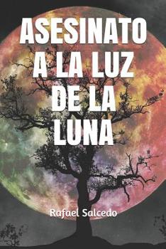 Paperback Asesinato a la Luz de la Luna [Spanish] Book