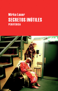 Paperback Secretos Inútiles [Spanish] Book